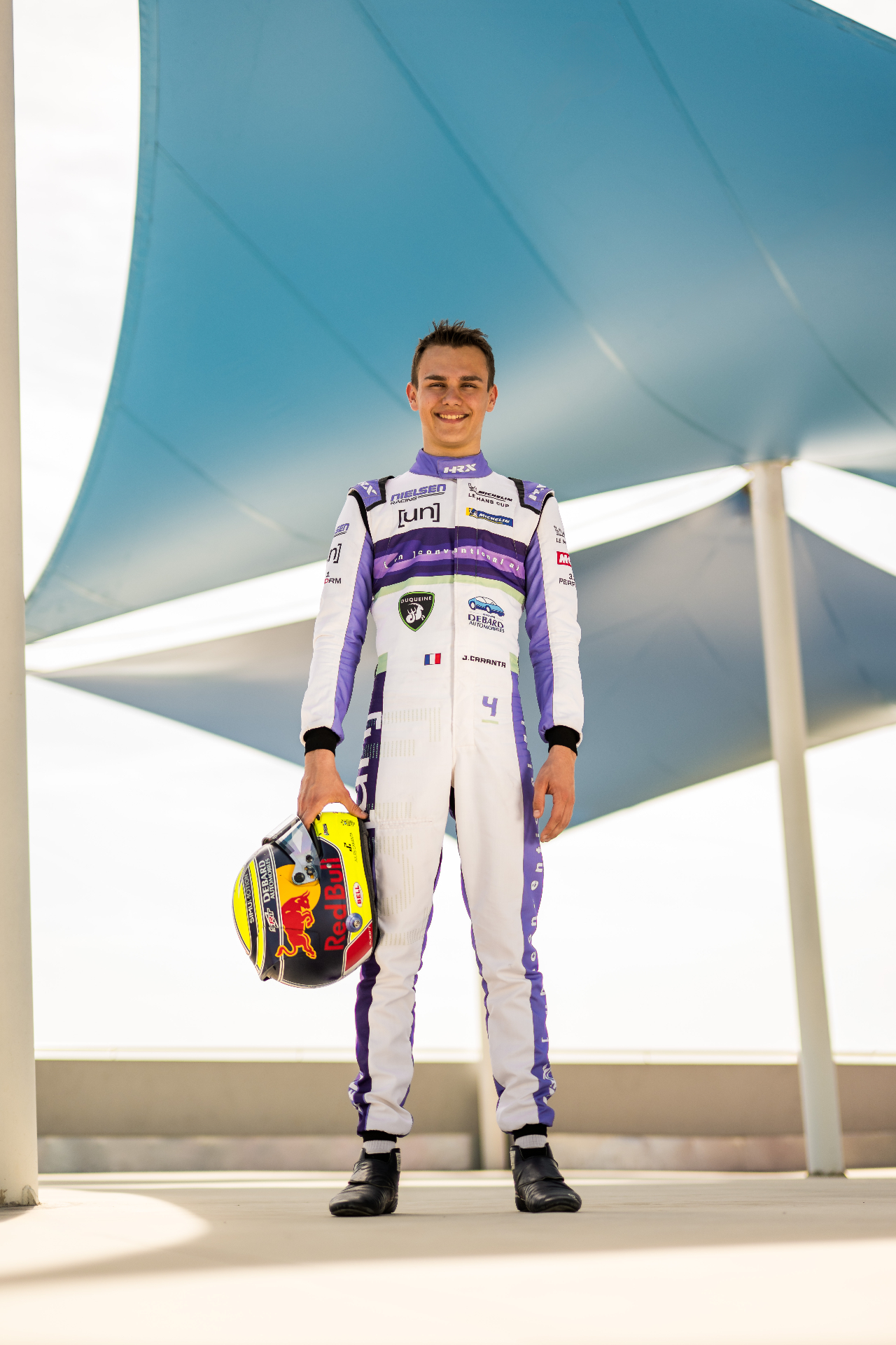 Jules Caranta en combinaison Nielsen Racing tenant son casque